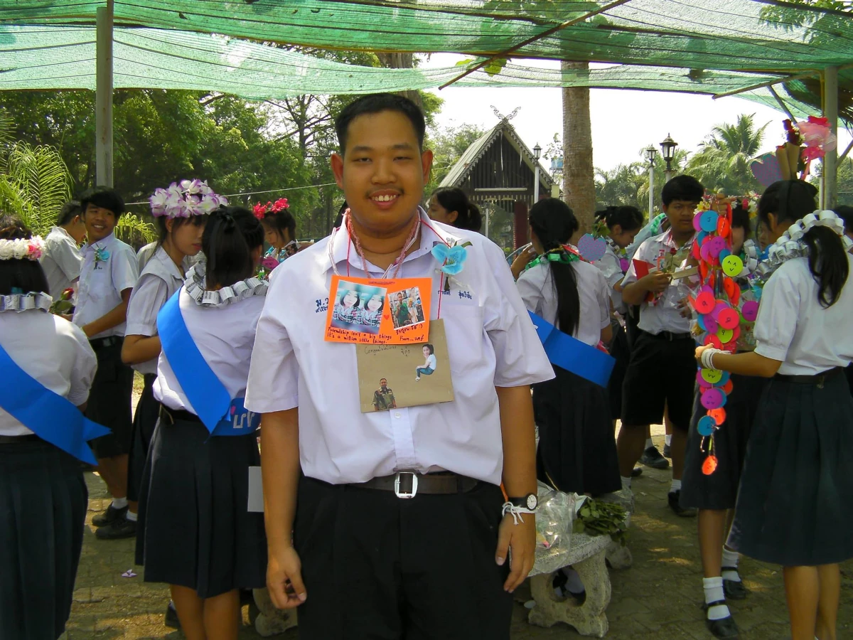 จิ๊กุ่งกับเพื่อน ๆ ในชุดนักเรียนมัธยมปลาย