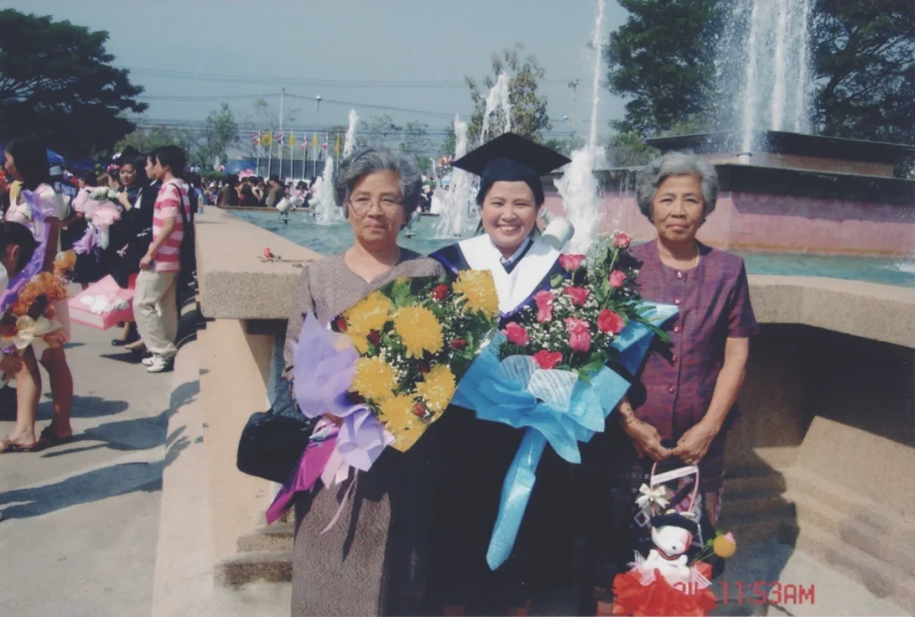 Supermom ในชุดครุยขณะจะเข้ารับปริญญาโทกับคุณป้าก๋วนและคุณน้าเพี้ยน