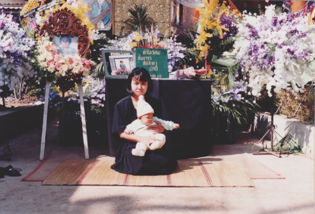 Supermom อุ้มจิ๊กุ่งวัยทารกนั่งหน้าภาพถ่ายคุณแม่ในงานศพวันสุดท้าย