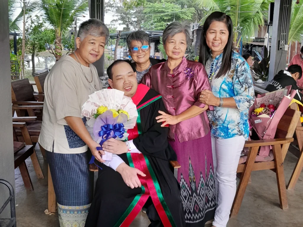 จิ๊กุ่งยิ้มอย่างมีความสุขห้อมล้อมโดยป้าตู่, คุณแม่, ป้านิด และป้าอ้อย